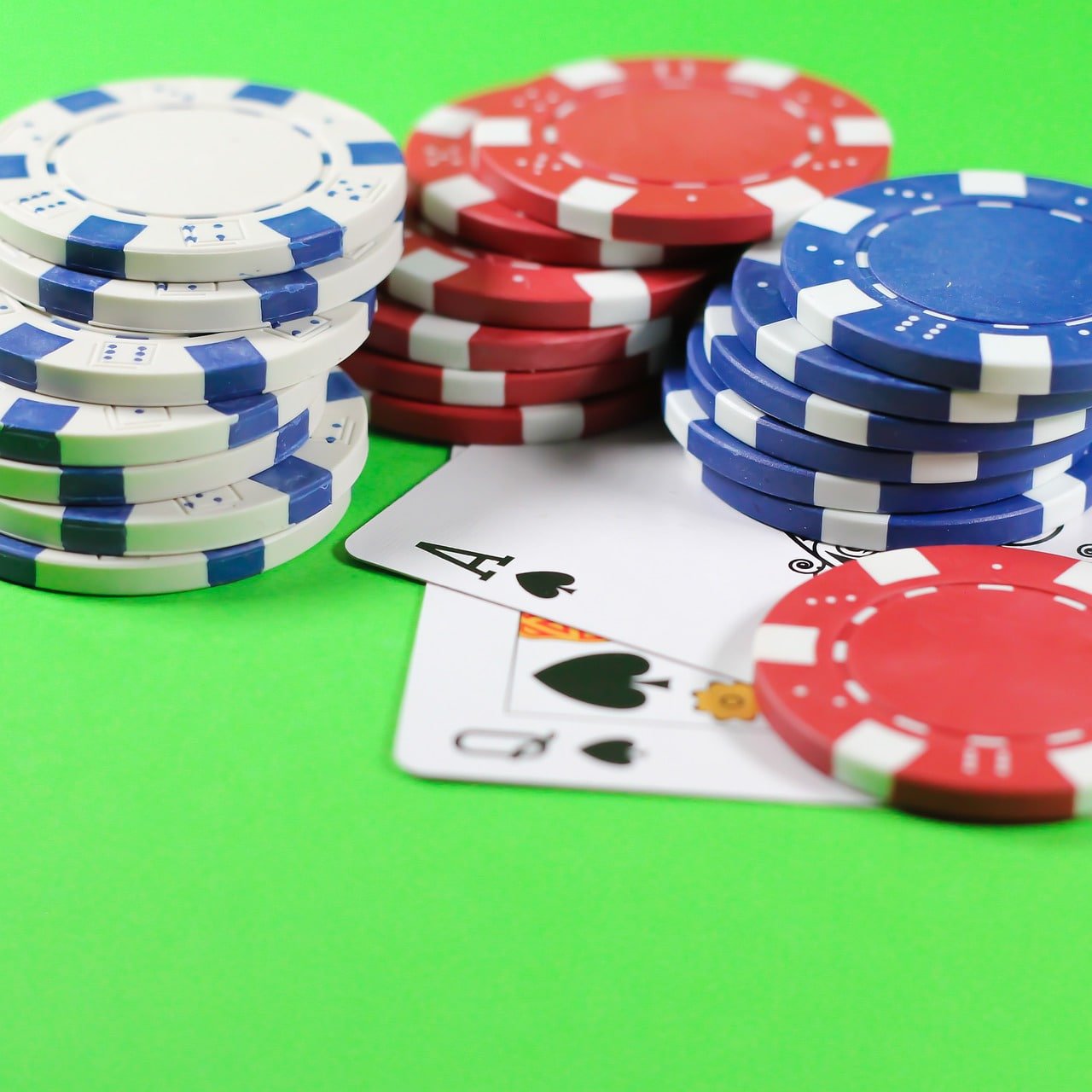 Pengguna melihat kalender event olahraga dan casino melalui smartphone dengan lancar