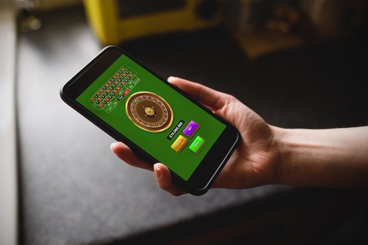 Pengguna mengakses halaman login kudapoker melalui ponsel pintar dengan mudah